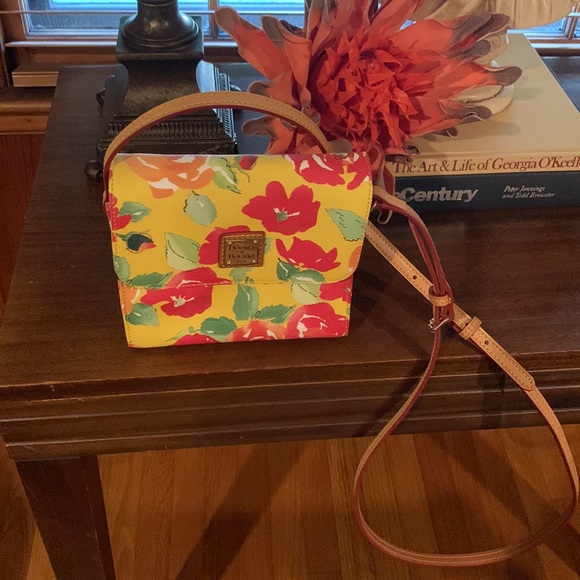 Dooney & Bourke Handbags - Dooney & Bourke Floral Crossbody❤️🌞🌺